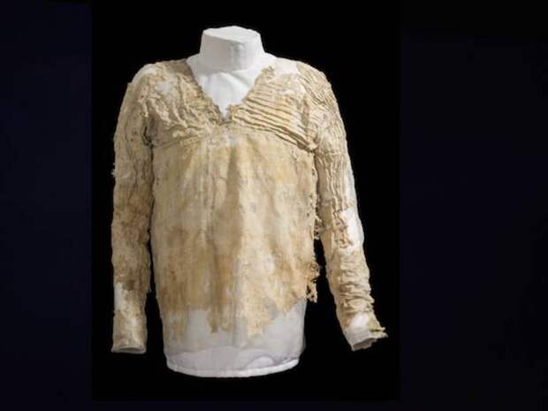 Платье  5000 лет Одно из старейших одеяний в мире обнаружено на египетском кладбище в 30 километрах от Каира. Платье создано из льна, примитивного текстиля и вервия. Сейчас оно находится на постоянной экспозиции в лондонском музее Виктории и Альберта.