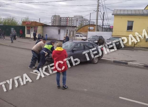 В Туле авто без водителя выехала на трамвайные пути и перегородила их