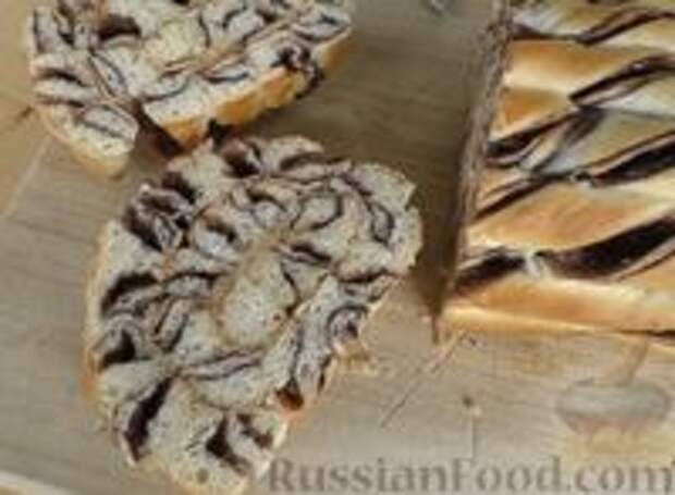 Фото к рецепту: Мраморный пирог с шоколадной пастой и варёной сгущёнкой