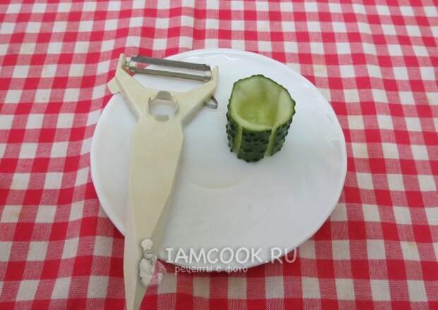 Сделать ножом бороздки