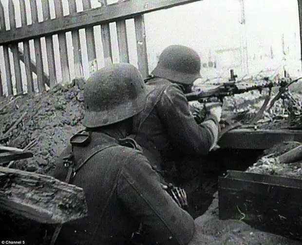 Два немецких солдата стреляют из окопа возле заброшенного здания битва, вов, война, история, оружие, победа, сталинград