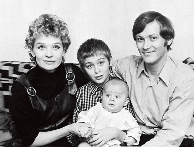 Светлана Светличная и Владимир Ивашов с сыновьями Алешей и Олегом семья, слушают, фото