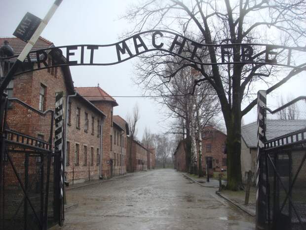 Картинки по запросу arbeit macht frei auschwitz