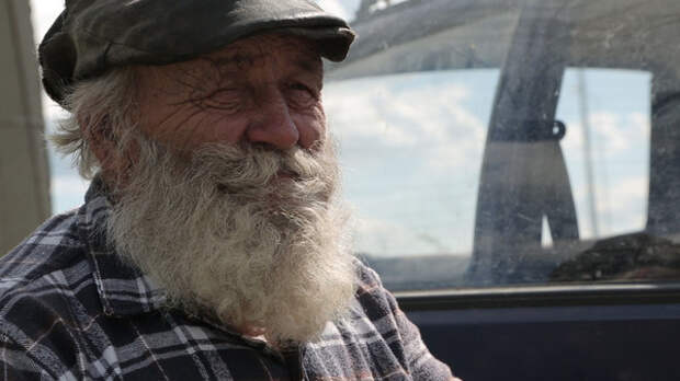 Былинный дедок стоит на трассе под Челябинском и продает плетеные корзины ремесло, старики, умение, челябинск