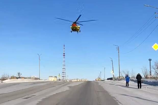В Воркуте вертолет санавиации сел на трассу, чтоб доставить пациентку в больницу