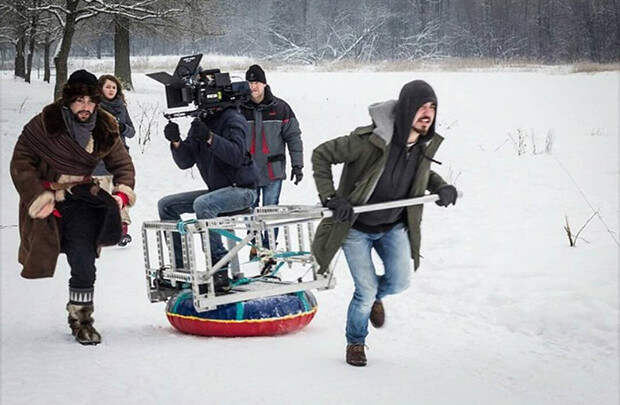 Как снять сцену с бегом по снегу? Просто откажитесь от колес и используйте режиссера вместо собаки для упряжки приспособления, фотограф, хитрости
