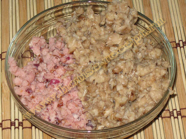 Готовим грибы, мясо и лук