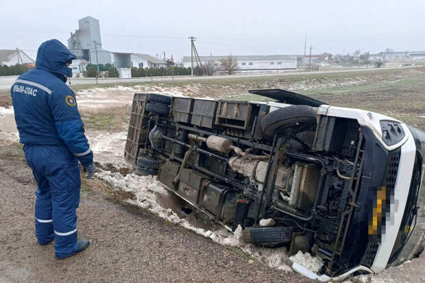 МВД: в Крыму рейсовый автобус в Симферополь вылетел на встречку и опрокинулся