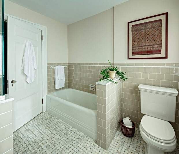Легкую и непринужденную атмосферу в ванной комнате возможно создать благодаря светлой плитке, что точно понравится.