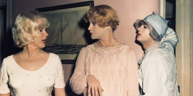 Редкие архивные снимки Мэрилин Монро.. "Закулисье" фильма "В джазе только девушки". 