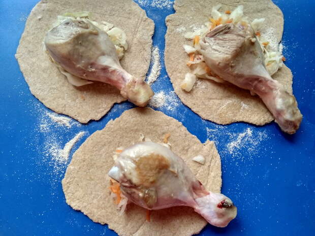 Куриные ножки в мешочках с квашеной капустой. Так курочка становится гораздо мягче и ароматнее