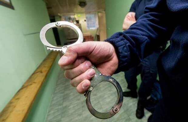 Житель Керчи ограбил пенсионерку и со второй попытки украл кольцо у сожительницы