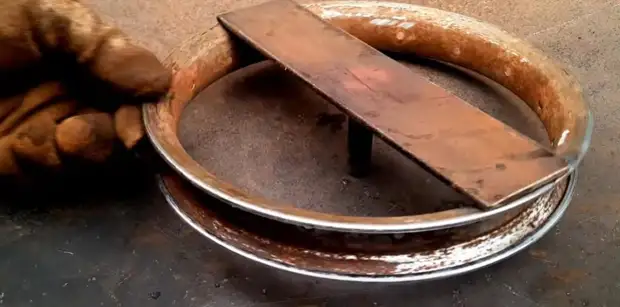 Простой гибочный станочек из колеса велосипеда