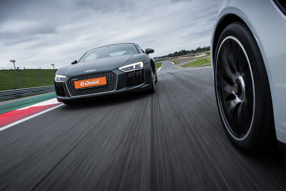 Битва года: Porsche 911 Turbo S vs Audi R8 V10 plus. Фото 1