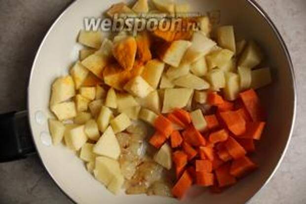 Добавить к нему  морковь, картофель, яблоки и посыпать карри.