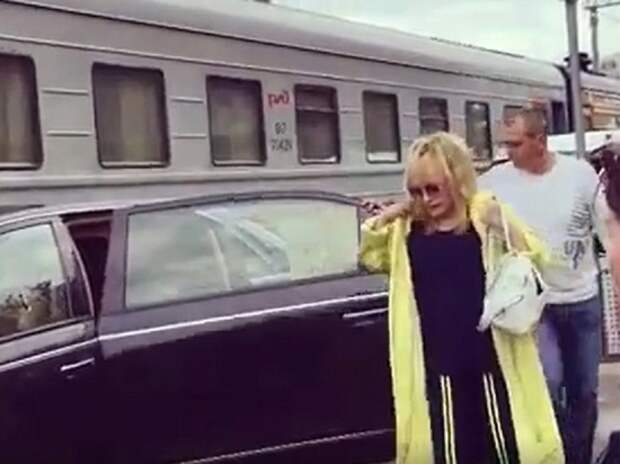 Решена судьба начальника Рижского вокзала после проезда Пугачёвой по перрону Решена судьба начальника Рижского вокзала после проезда Пугачёвой по перрону