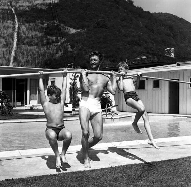 Кирк Дуглас с сыновьями Джоэлем и Майклом, 1955 звезды, знаменитости, лето, пляж, прошлое, ретро, фотография