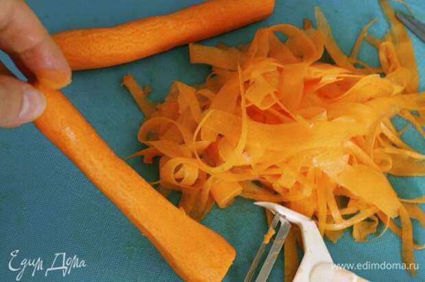 Морковь очистить и нарезать на длинные тонкие полоски с помощью овощечистки. Вымыть шпинат, если листья очень крупные нарезать помельче. Я использовала листья молодого шпината целиком.