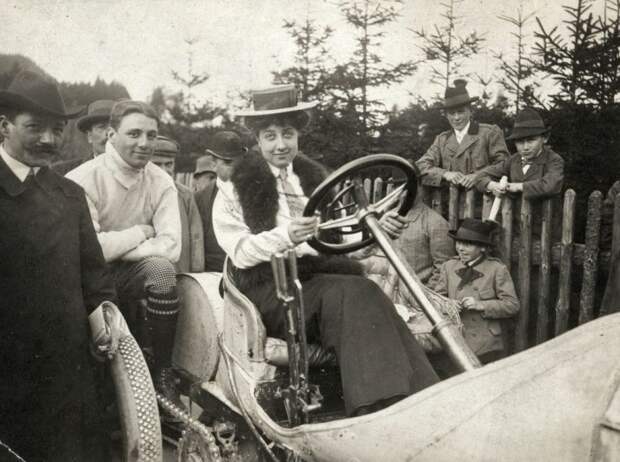 Мерседес в *Мерседесе*: единственное фото, на котором Адриана позирует за рулем авто, названного в ее честь, ок. 1910 г. | Фото: mercedes-benz.com.vn