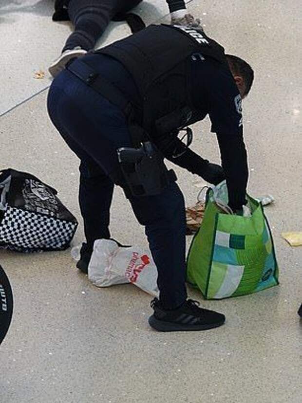 Копы арестовали в аэропорту странную пассажирку
