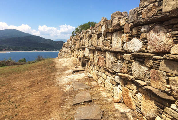 Крепостная стена древней Стагиры