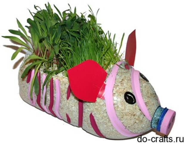 свинка из бутылок