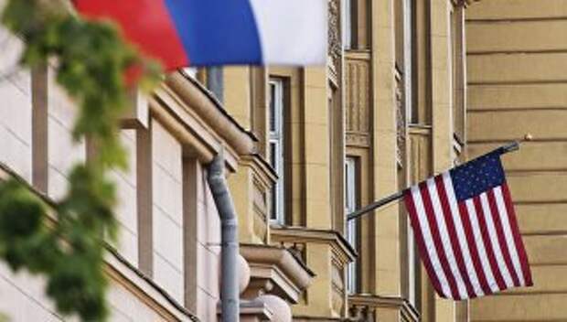 Флаги России и США на здании американского посольства в Москве