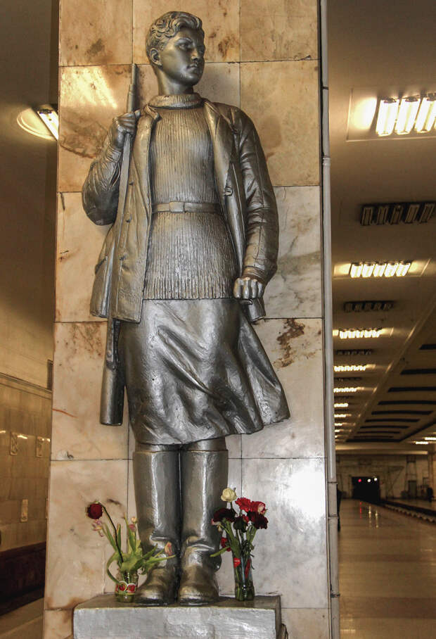 10 самых интересных скульптур Московского метро