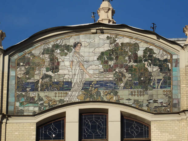 Майоликовое панно «Клеопатра» на западном фасаде гостиницы «Метрополь». А.Я. Головин.