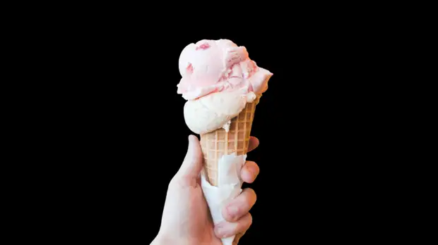 Диетолог рассказала, в какое время лучше есть мороженое
