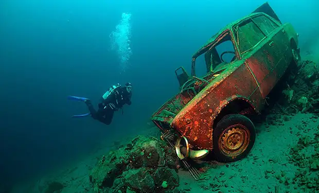 Водолазы исследовали дно Байкала и обнаружили подводное поле техники, которое никто не замечал