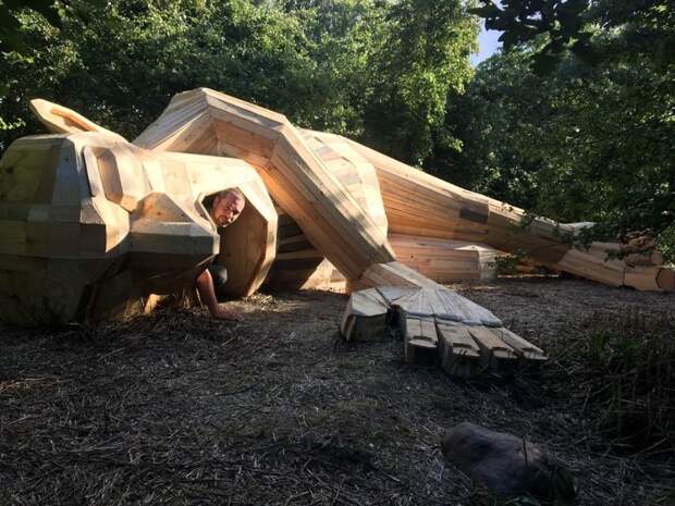 Художник прячет деревянных гигантов в парках Копенгагена деревянные гиганты, скульптура, художник