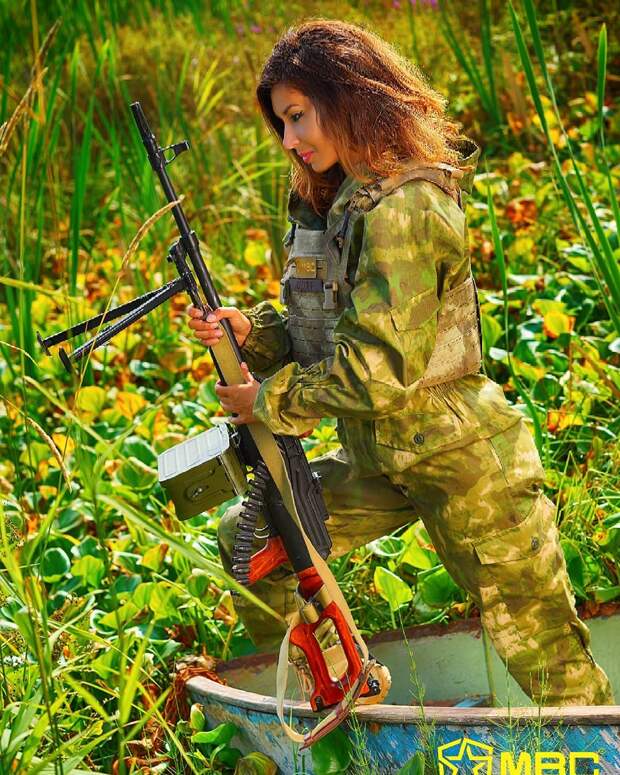 Красивые девушки с оружием