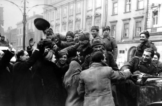 Жители Кракова приветствуют советских воинов-освободителей, 1945 год ТАСС