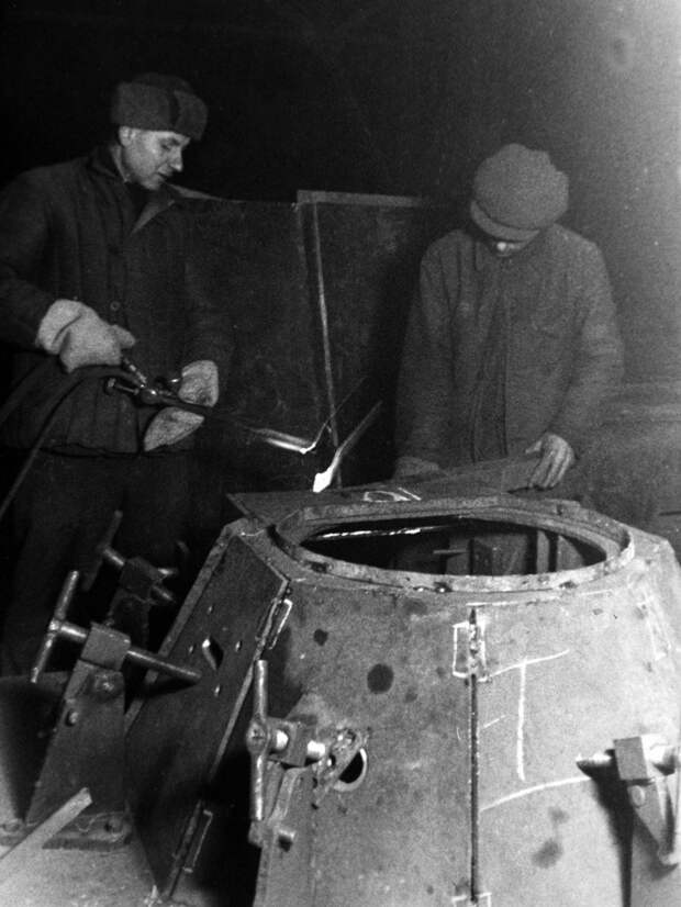 Сборка башни. Как и в случае с корпусом, применение заклепок минимальное - Танк со сталинградских окраин | Военно-исторический портал Warspot.ru