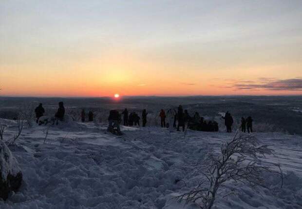 Жители Мурманска встретили первый рассвет после долгой полярной ночи (4 фото) Жители Мурманска встретили первый рассвет после долгой полярной ночи (4 фото)