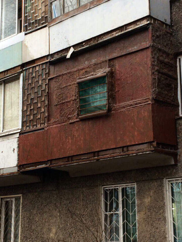 Это балкон или бомбоубежище? | Фото: gorcom36.ru. Это балкон или бомбоубежище? | Фото: gorcom36.ru.