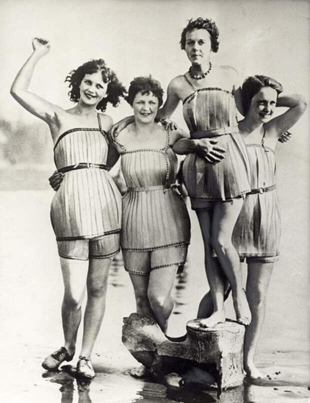 Женщины позируют в деревянных купальниках, обеспечивающих безопасность купания в 1929 году.