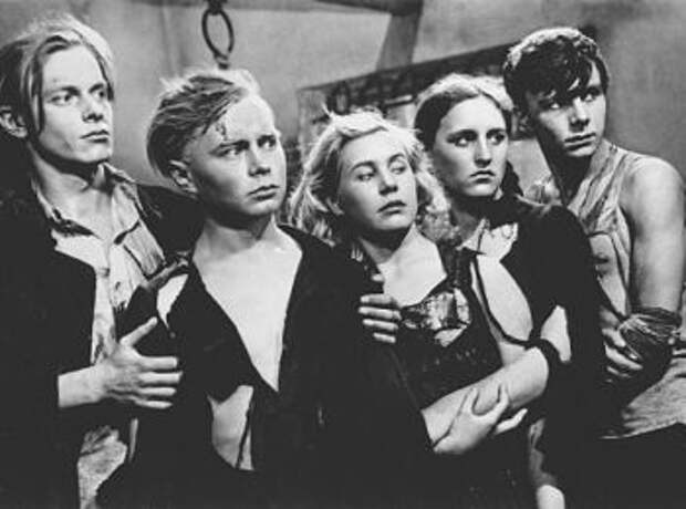 Кадр из легендарного фильма Сергея Герасимова, 1948 Актёры – Борис Битюков, Владимир Иванов, Инна Макарова, Нонна Мордюкова, Сергей Гурзо Кадр из легендарного фильма Сергея Герасимова, 1948 Актёры – Борис Битюков, Владимир Иванов, Инна Макарова, Нонна Мордюкова, Сергей Гурзо