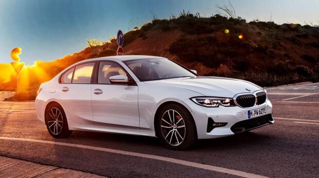 Bmw 3. Раньше седан в чисто электрическом режиме разгонялся только до 120 км/ч. Отныне планка поднята до 140 км/ч. Расход топлива и уровень вредных выбросов сократились более чем на 10% — до 1,7 л/100 км и 39 граммов на километр.
