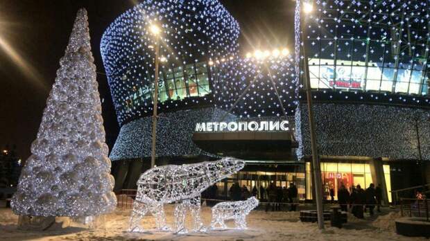 У торгового центра в Войковском появилась 12-метровая елка Фото управы района