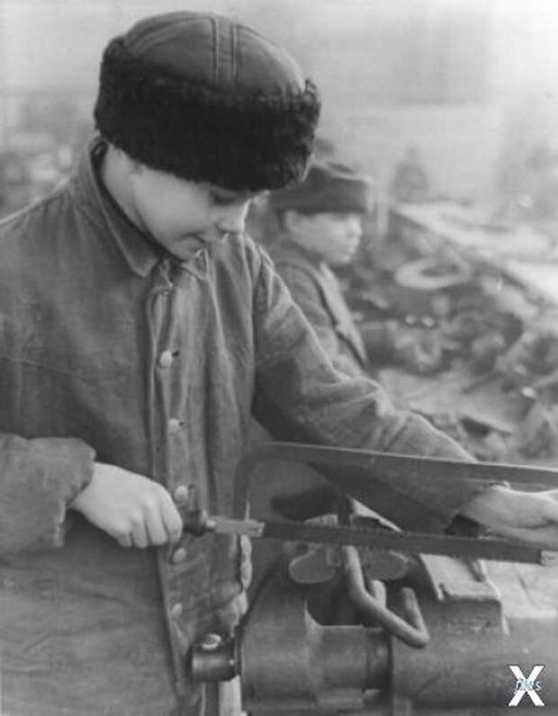 Красноармейцы беседуют с советской девушкой-остарбайтером, работавшей на немецком заводе «Юнкерс» в городе Познани, Польша