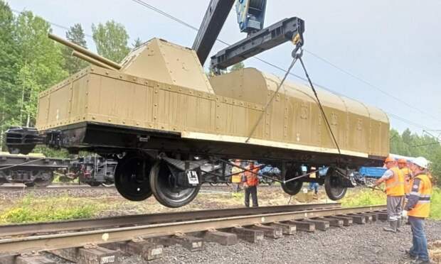 Установка макета. Фото Алексей Сухановский