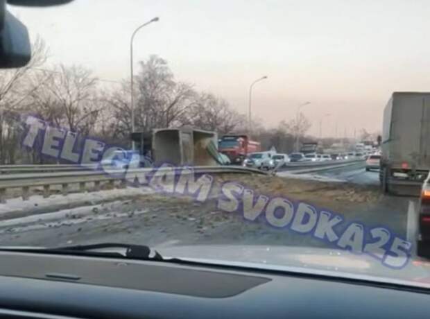 Жёсткое ДТП на трассе под Владивостоком: у большегруза оторвало прицеп