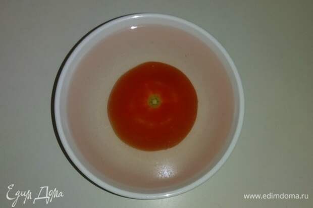 Для соуса нужен помидор, очищенный от кожицы. Поэтому кладем помидор в пиалку, заливаем его кипятком и оставляем минут на 20 до появления трещин на кожице помидора.