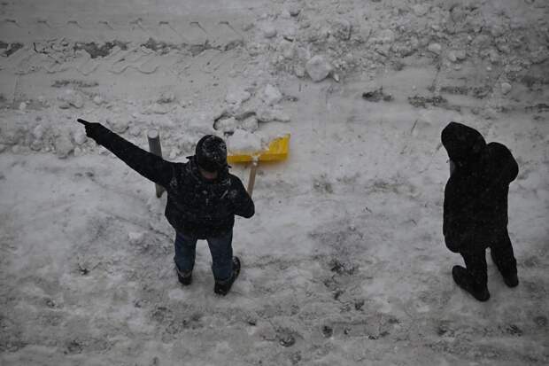 В Госдуме предупредили о наказании за оплату расчистки двора от снега