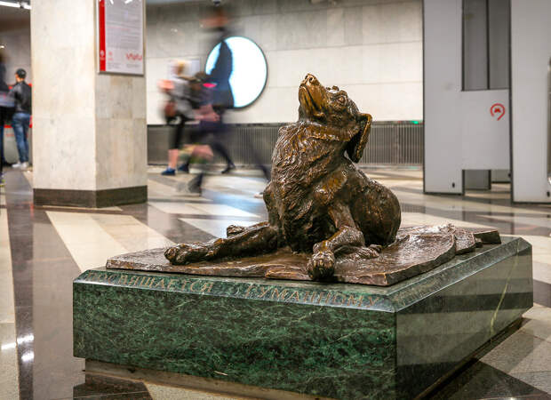 10 самых интересных скульптур Московского метро