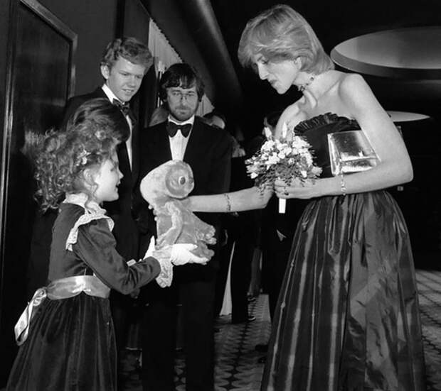 4. Семилетняя Дрю Бэрримор дарит игрушку И-ти принцессе Диане, на них смотрят Спилберг и Макнайтон (Лондон,  1982, премьера "Инопланетянина") знаменитости, редкие фотографии