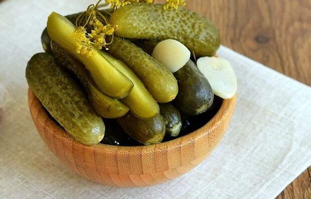 В маринованных огурцах много соли. / Фото: fonstola.ru В маринованных огурцах много соли. / Фото: fonstola.ru