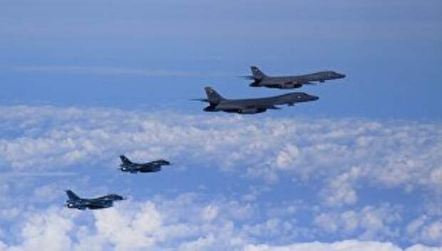 Бомбардировщики B-1B ВВС США в сопровождении истребителей F-16 совершают демонстративный полет над территорией Южной Кореи. 13 сентября 2016
